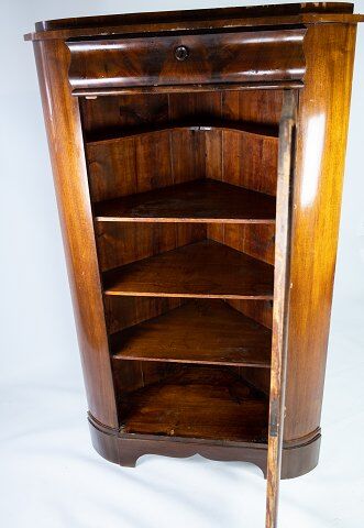 Antique late empire corner cabinet of mahogany and in great vintage condition from the 1840s.