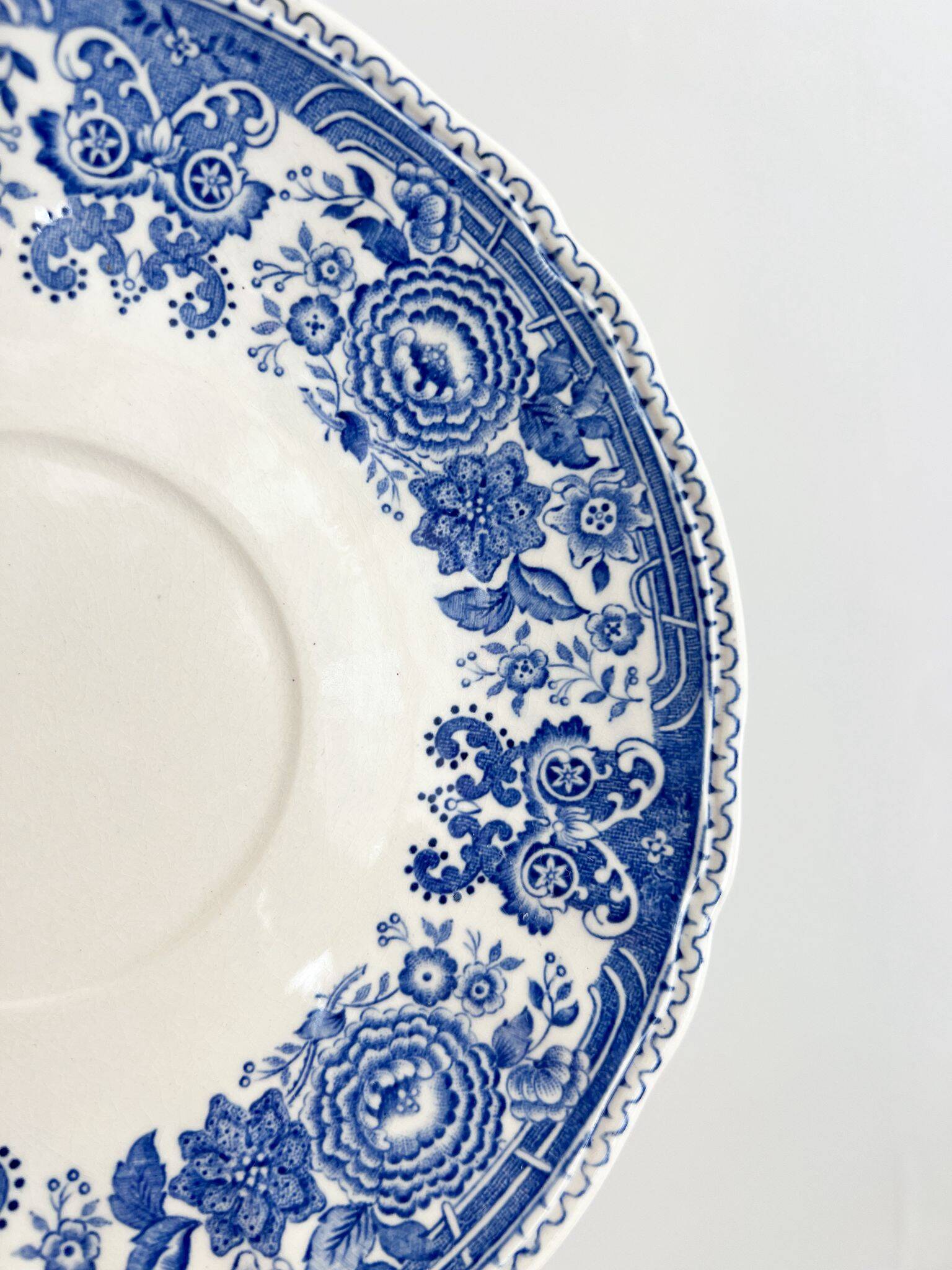 5 vintage Villeroy & Boch saucers