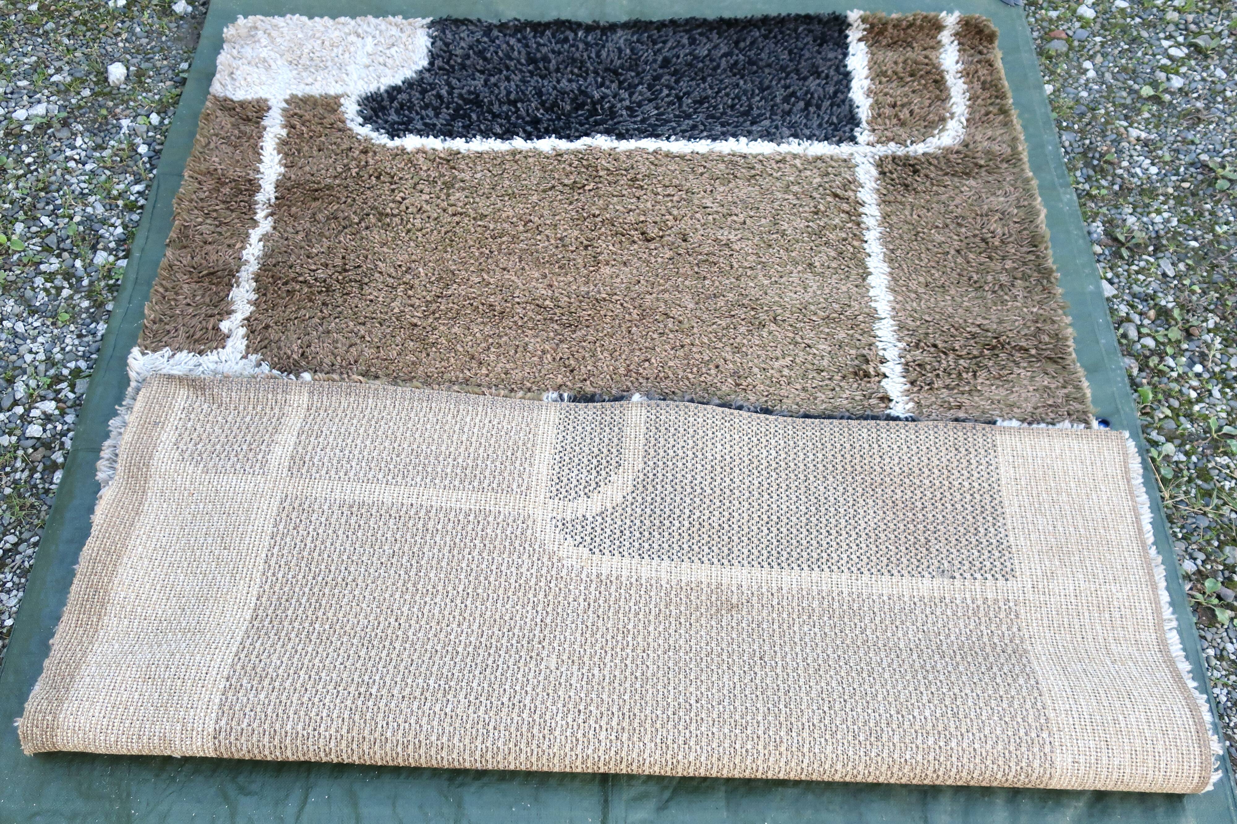 Designer rug 178 x 132 cm in very good condition