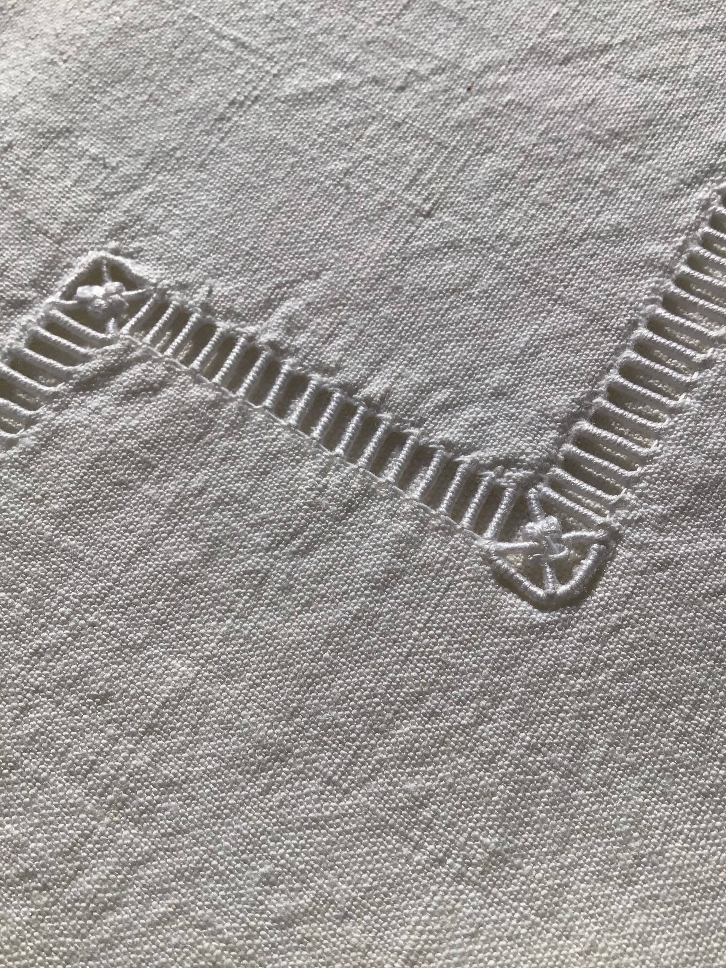 New 2-seater sheet embroidered with ladder day triangles