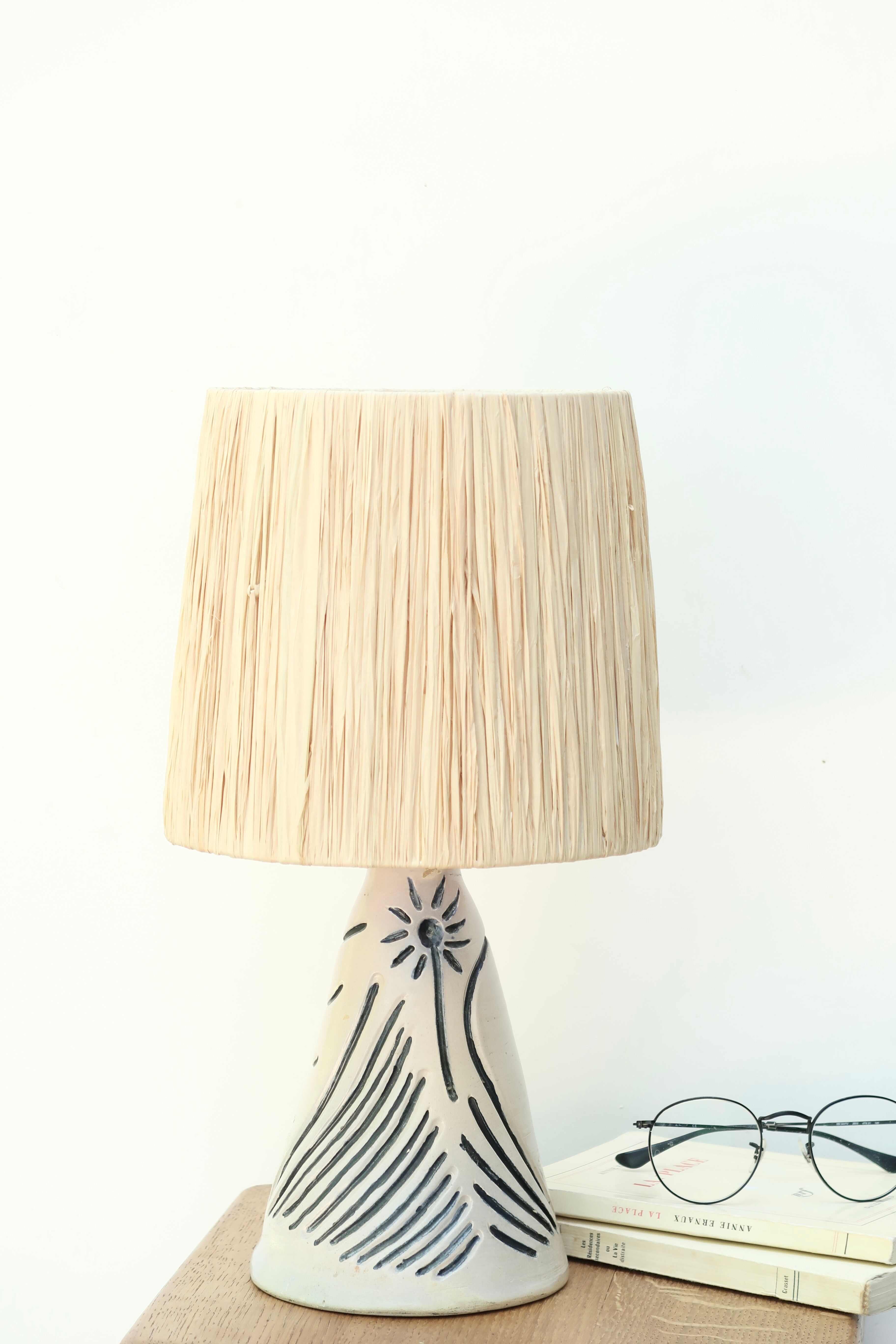 Lampe blanche et bleue en céramique, abat jour en raphia