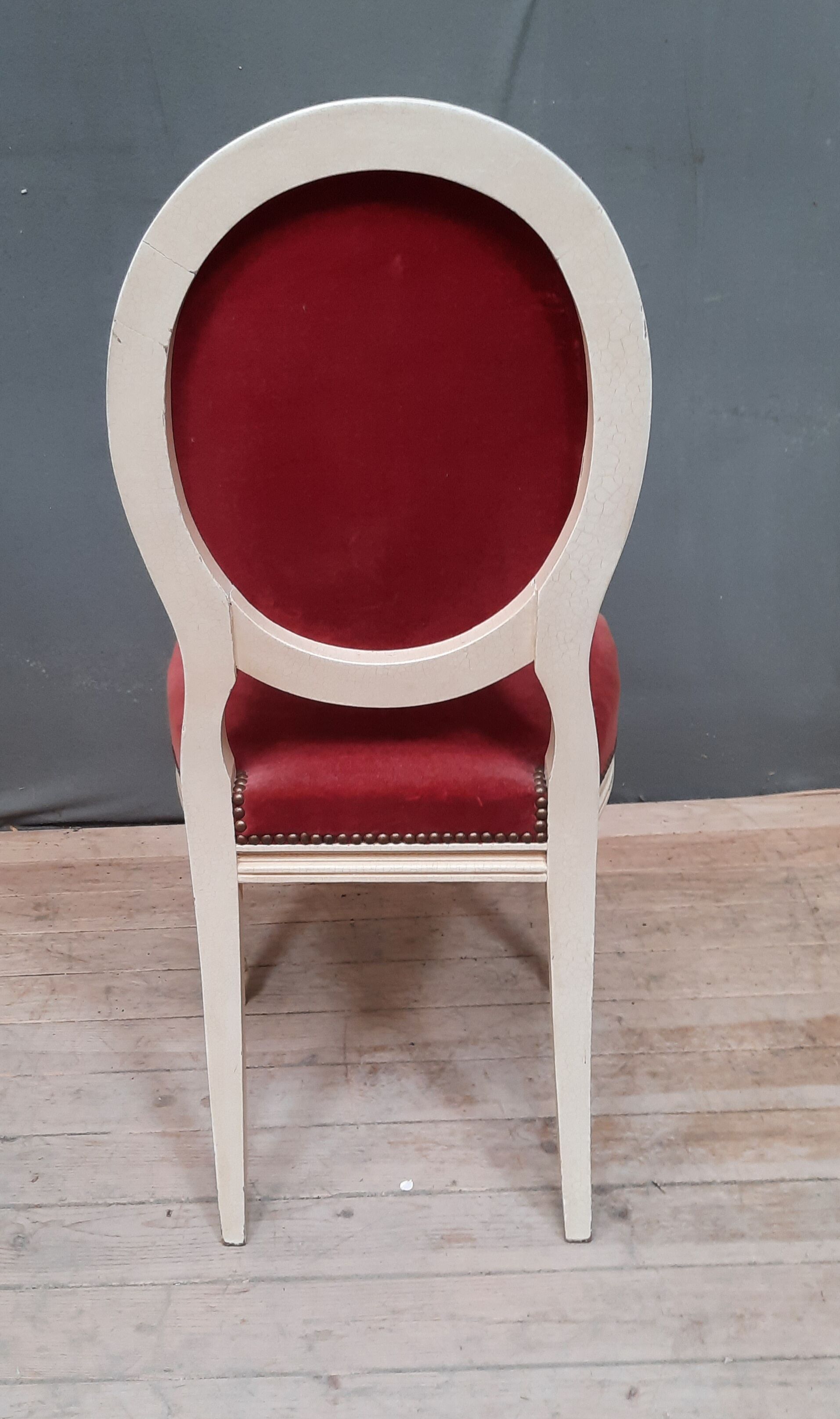 Chaise laquée blanche de style Louis XVI
