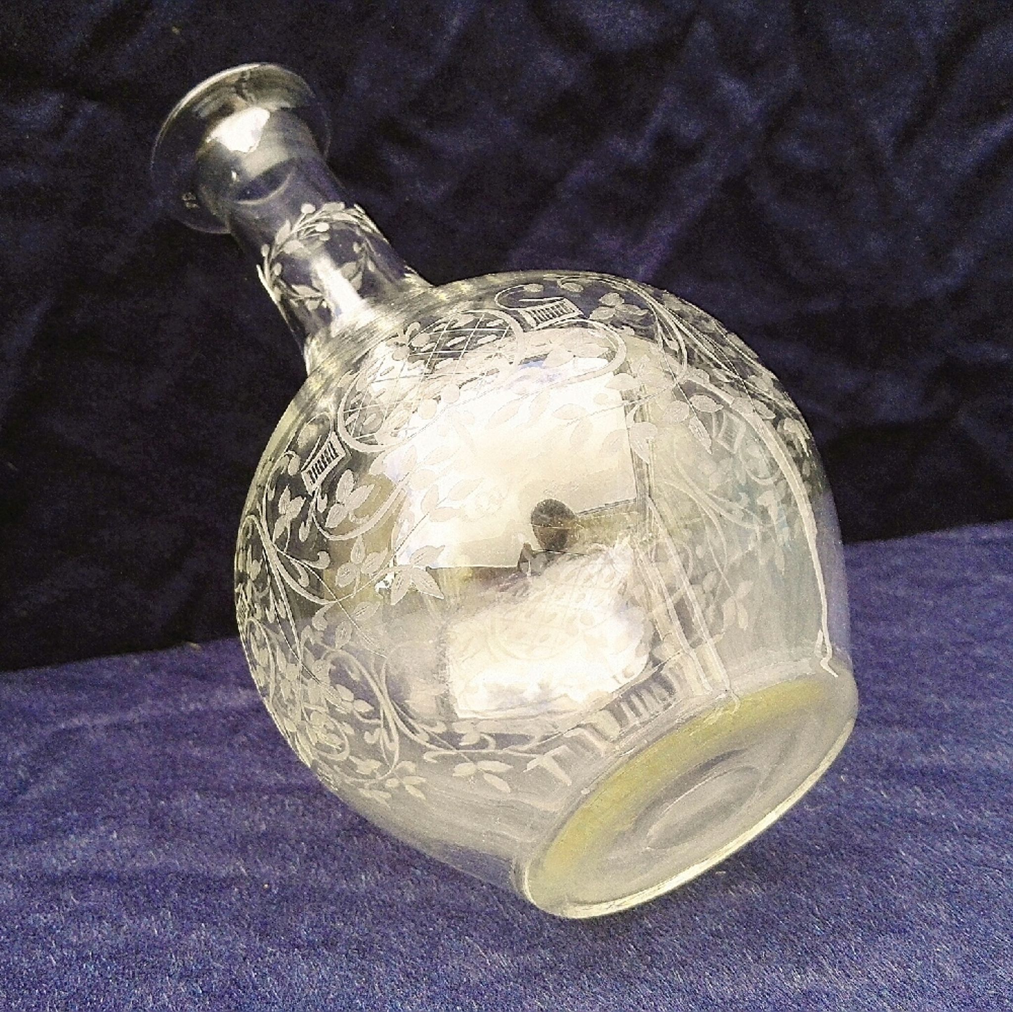 Chiseled glass decanter decoration foliage 50's vintage