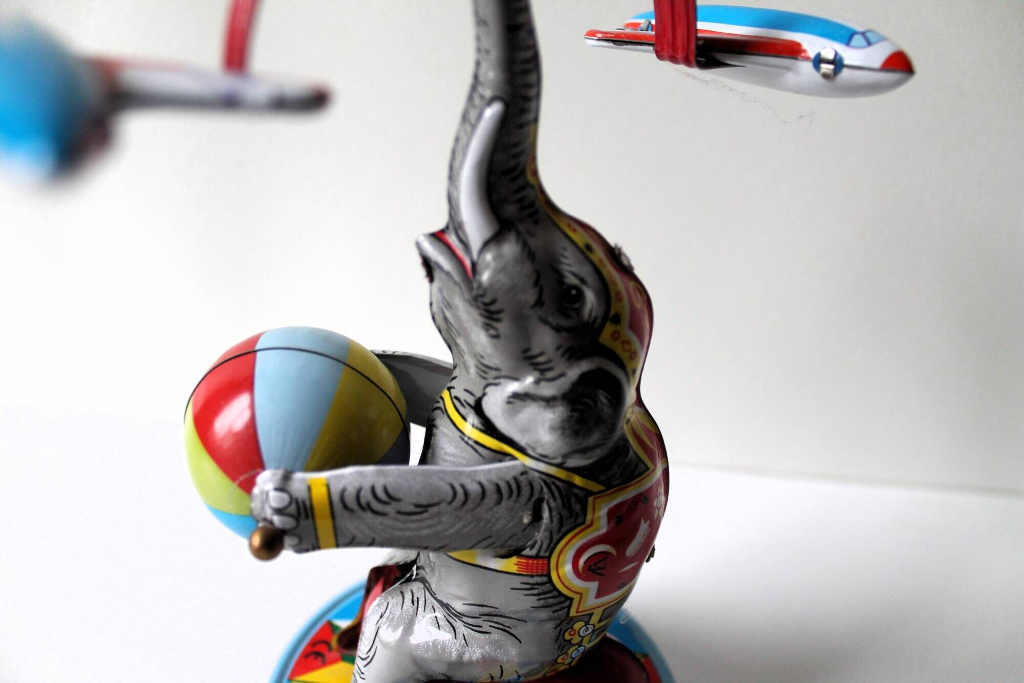 Jouets mécaniques  vintage ‘JW /Germany Western’  ‘Eléphant aux 2 avions’