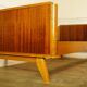 Daybed pieds compas en chêne doré et placage façon teck