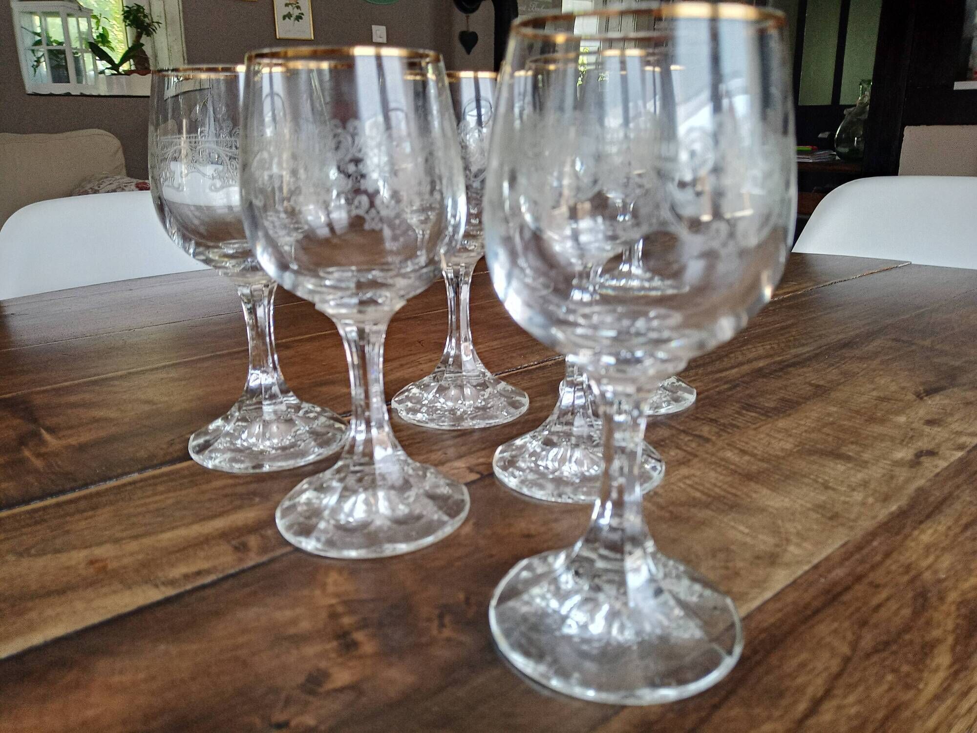 Set of 6 ancient white wine glasses in engraved crystal and gold border