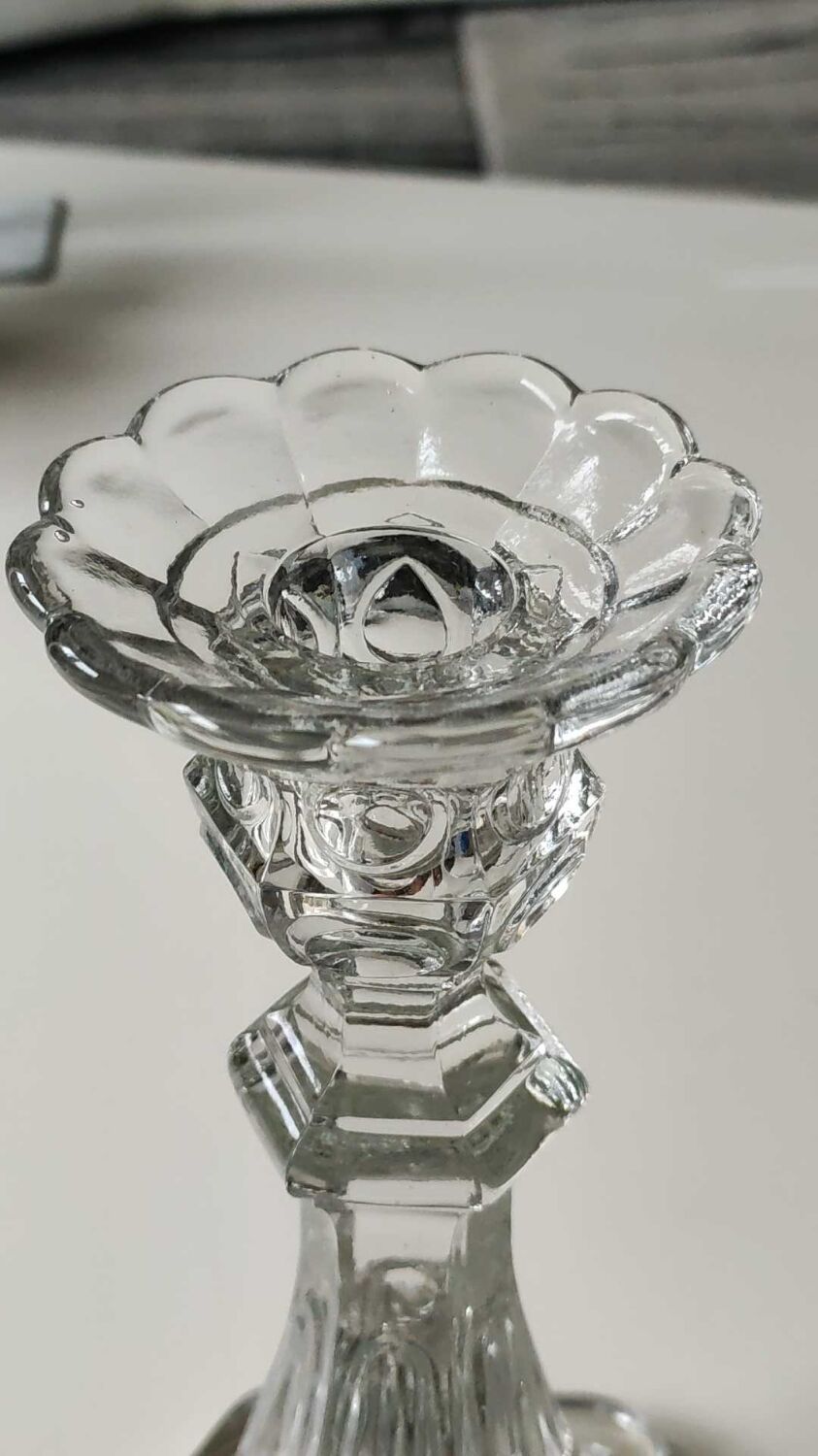 Paire de bougeoirs verre moulé, forme florale/godronnée, verrerie de portieux. années 50.