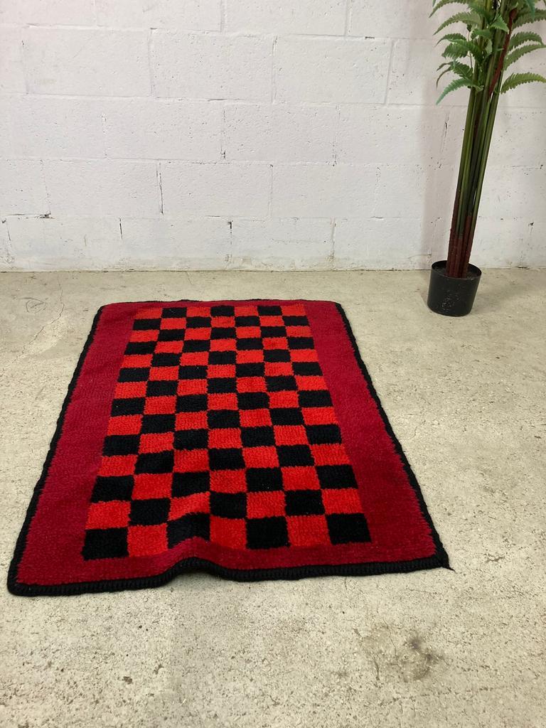 Tapis à carreaux noir rouge vintage