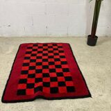 Tapis à carreaux noir rouge vintage