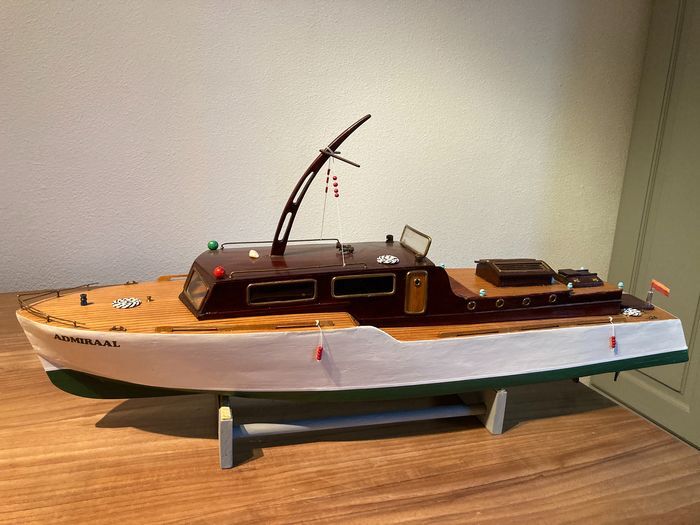 Motorized 1960s boat model | Selency