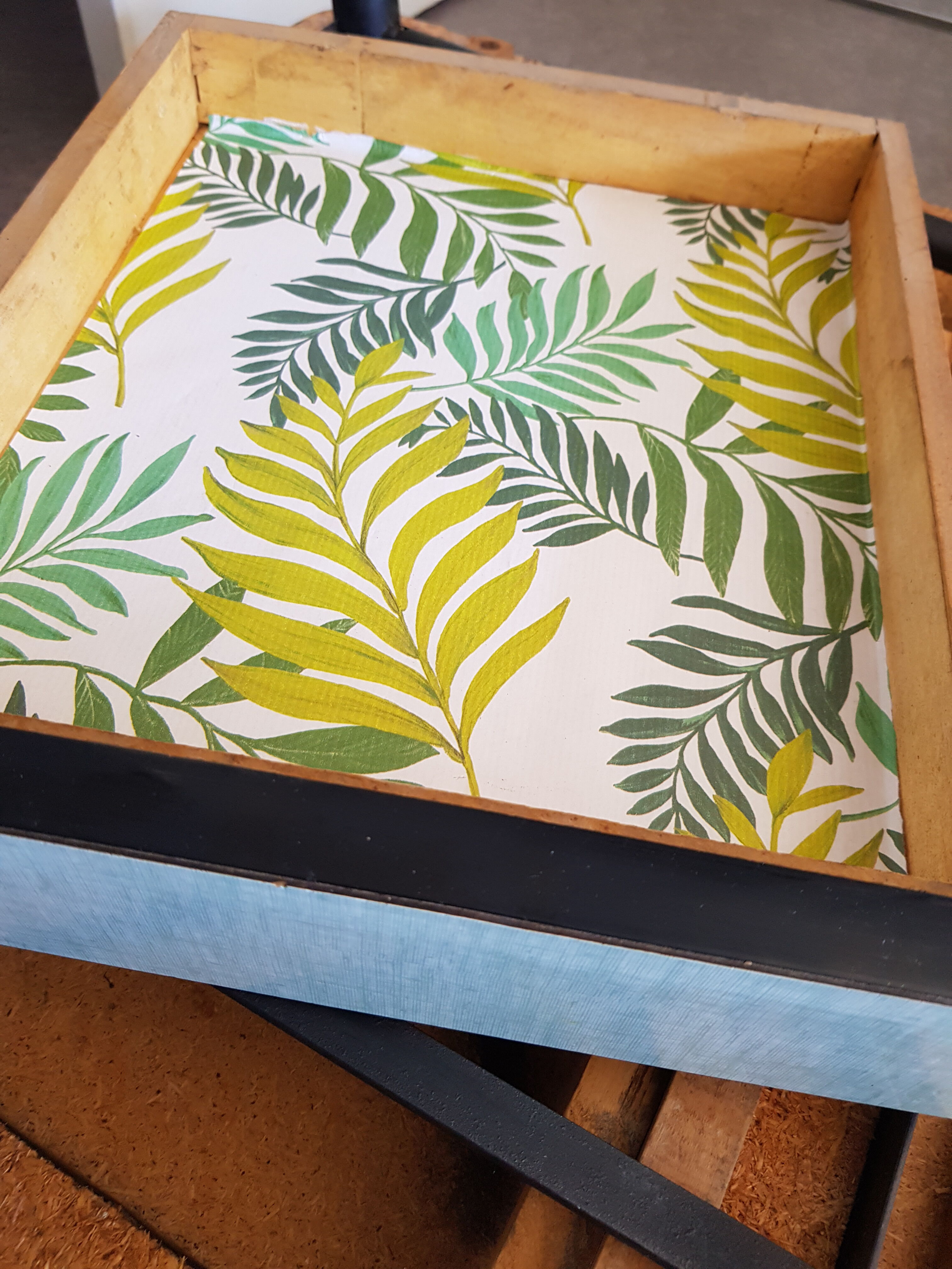 Table and chairs in mint green formica
