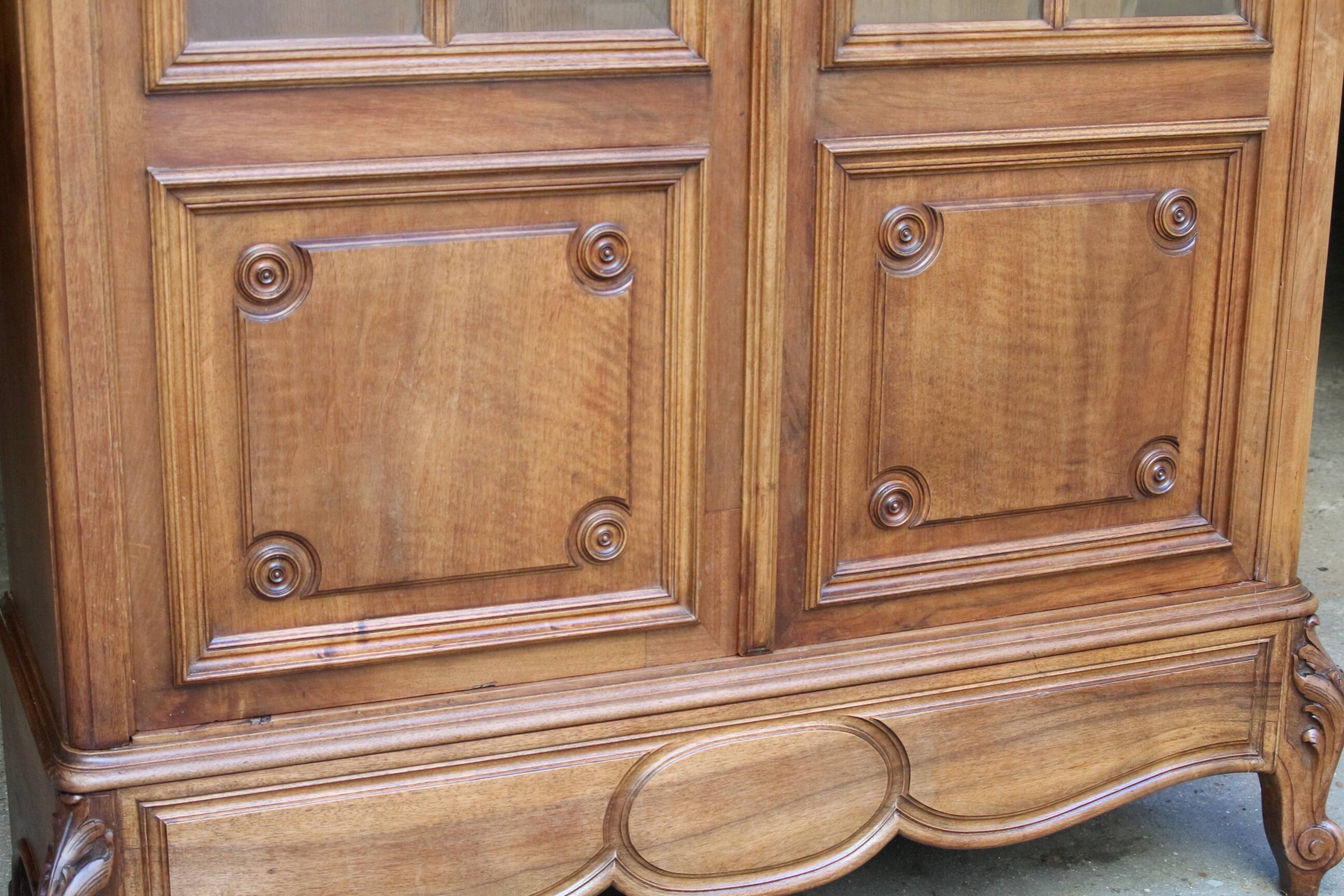 Armoire en noyer vers 1880