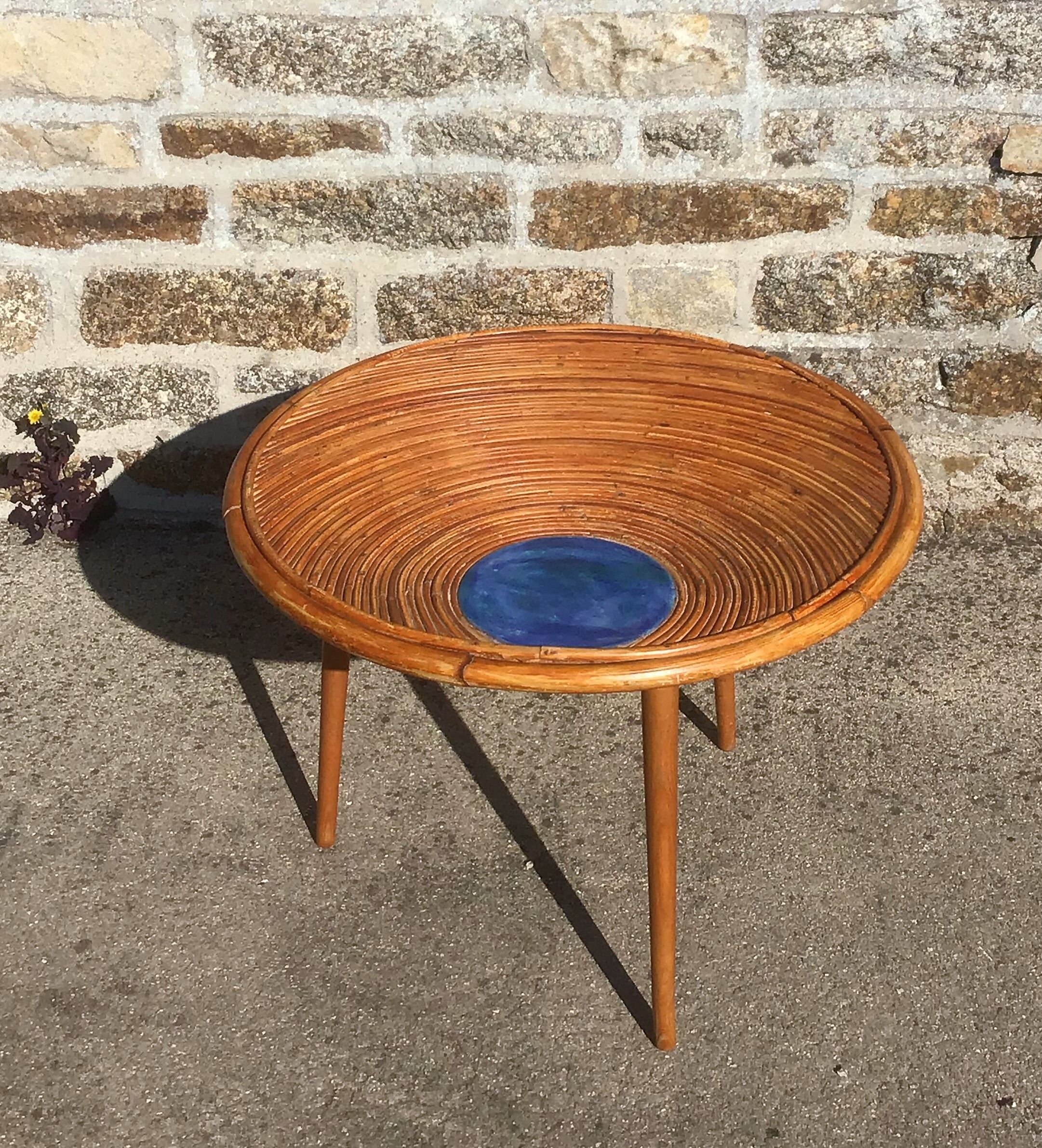 Round coffee table deco tray in rattan and ceramics