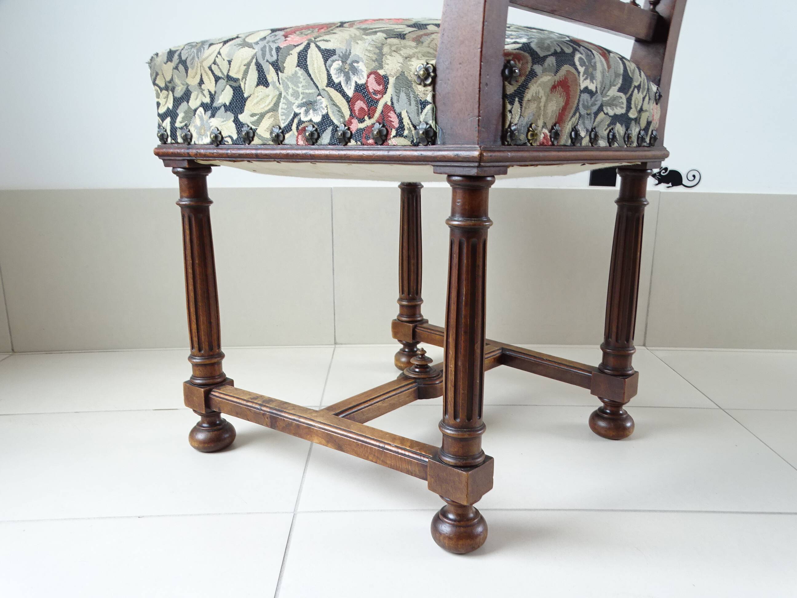 Series of 6 Renaissance style chairs in walnut wood