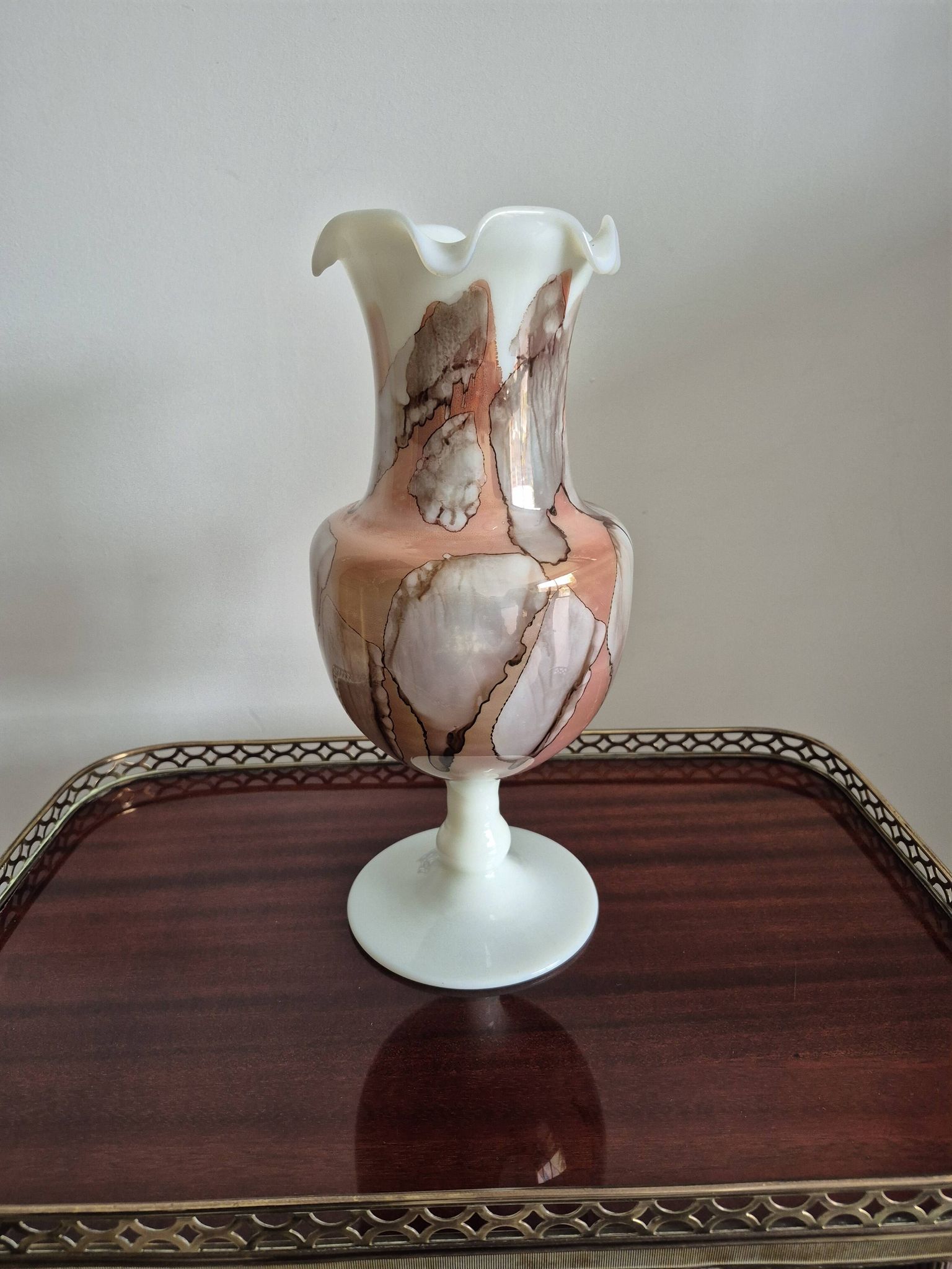 Vintage footed vase in white opaline, marbled/marble effect decoration from the 60s.