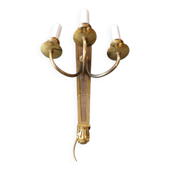 Wall lamp in the shape of a 1940 quiver with three arms, gilded brass and solid mahogany.