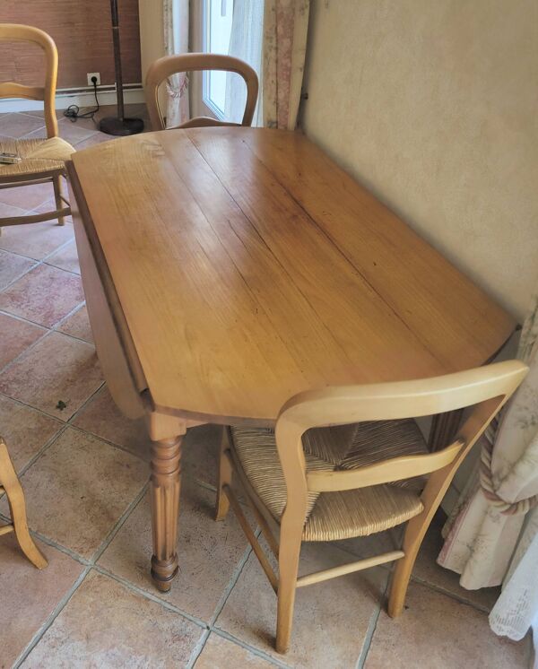 Grande table ronde d'époque Louis-Philippe en merisier massif