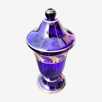 Pot couvert en verre bleu nuit sur piédouche décor argent et filigrane en argent