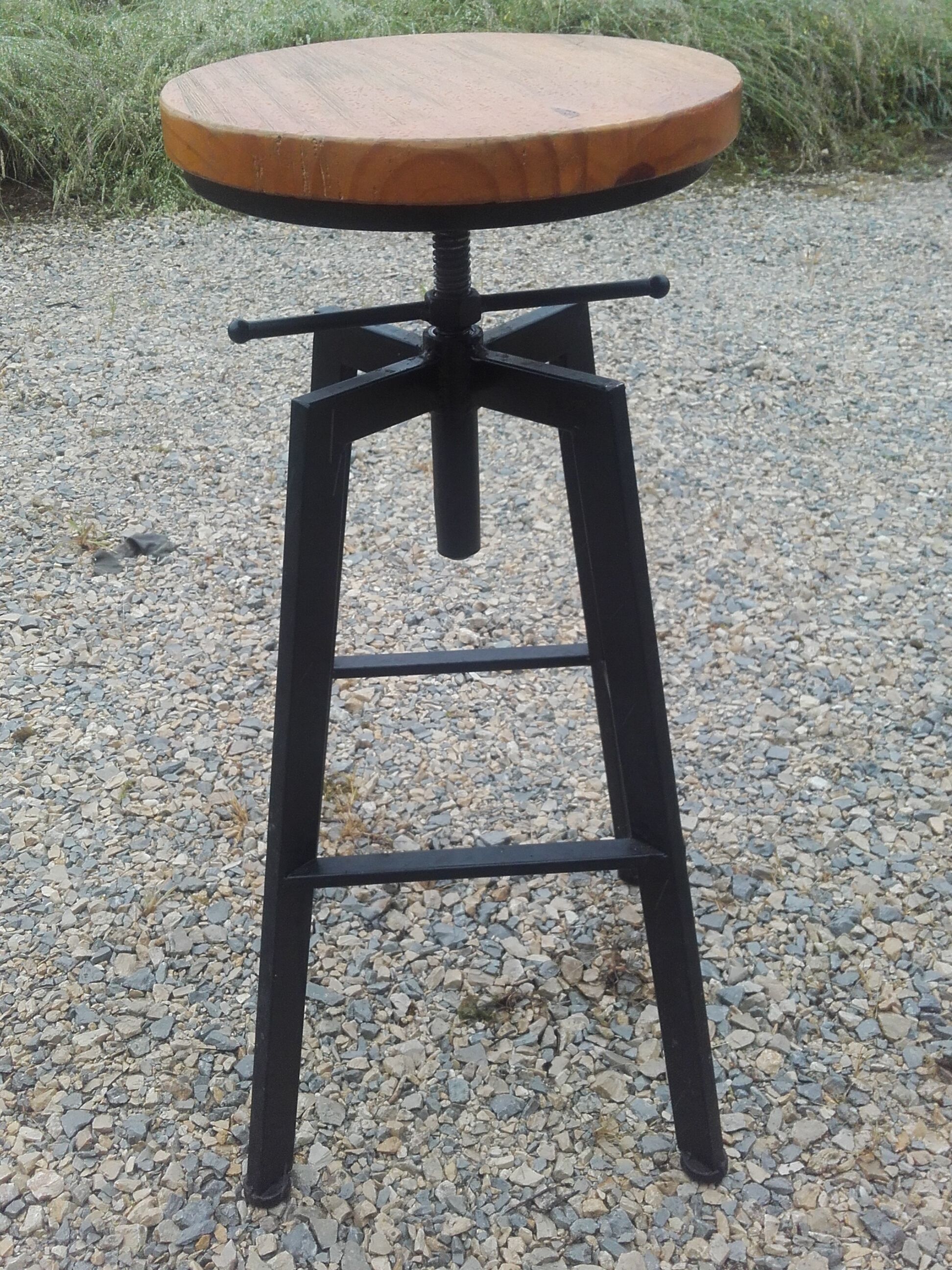 Lot of four undus bar stools adjustable