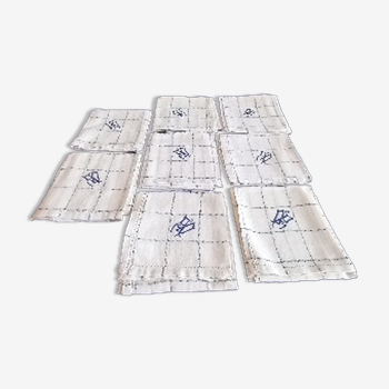 Lot de 8 serviettes de table , en coton blanc , monogramme DP.