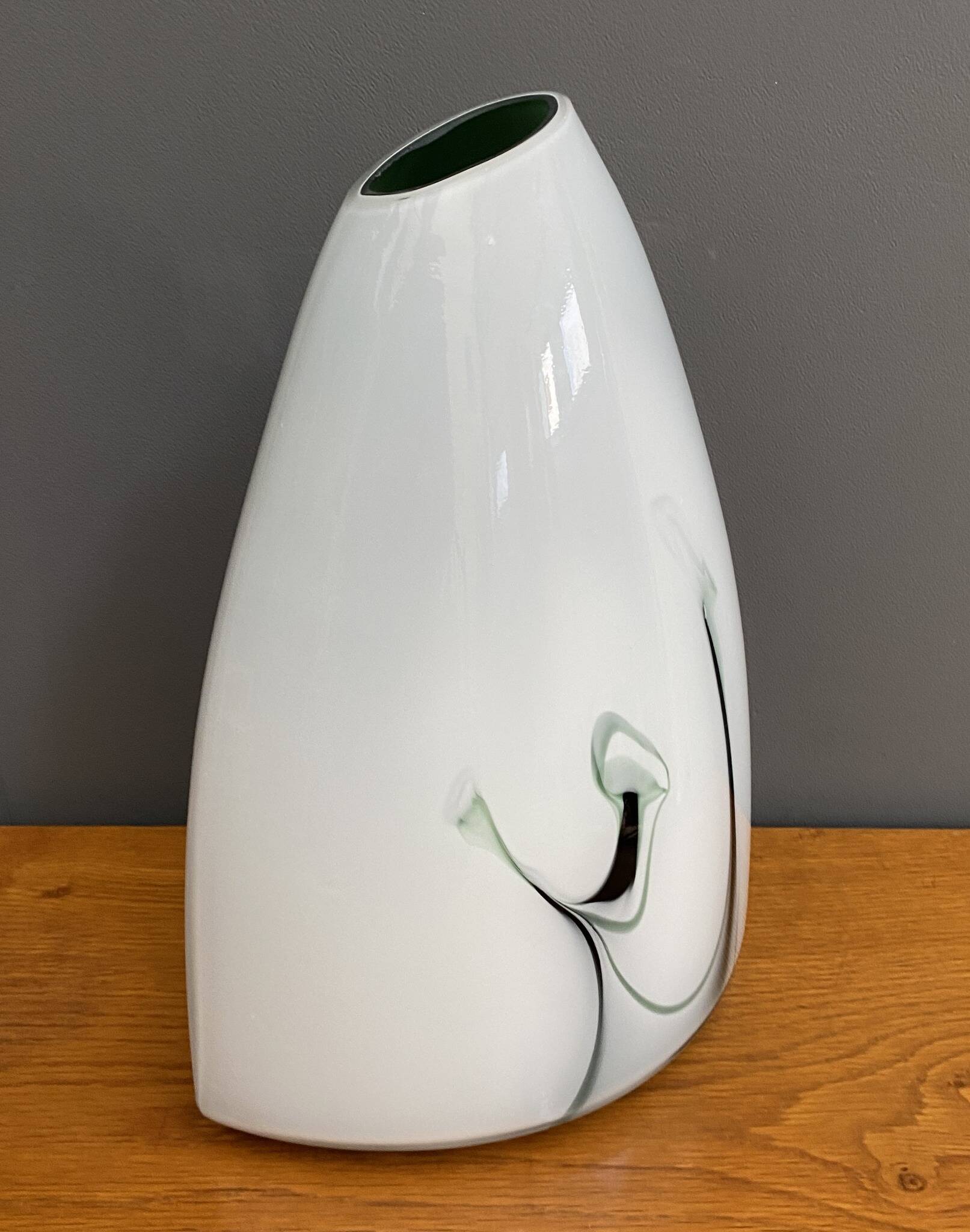 Vase en verre blanc et vert de la collection Hom de Pomax