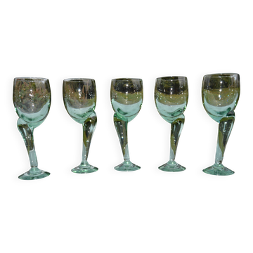 Verres sur pied soufflés à la main, bullés, aux pieds excentrés