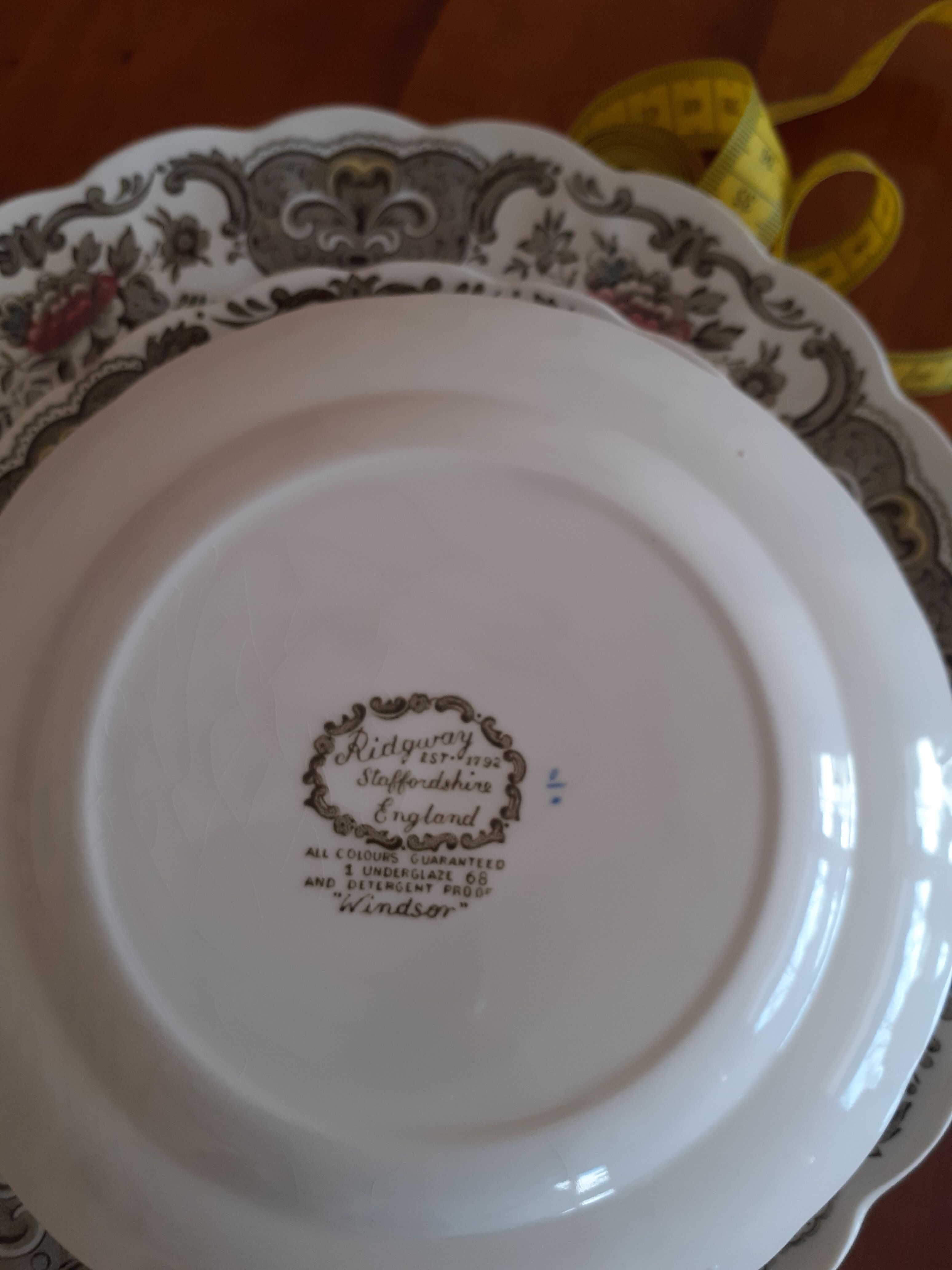 Ensemble 6 assiettes dessert 17 cm et un plat 25 cm Ridgway staffordshire england