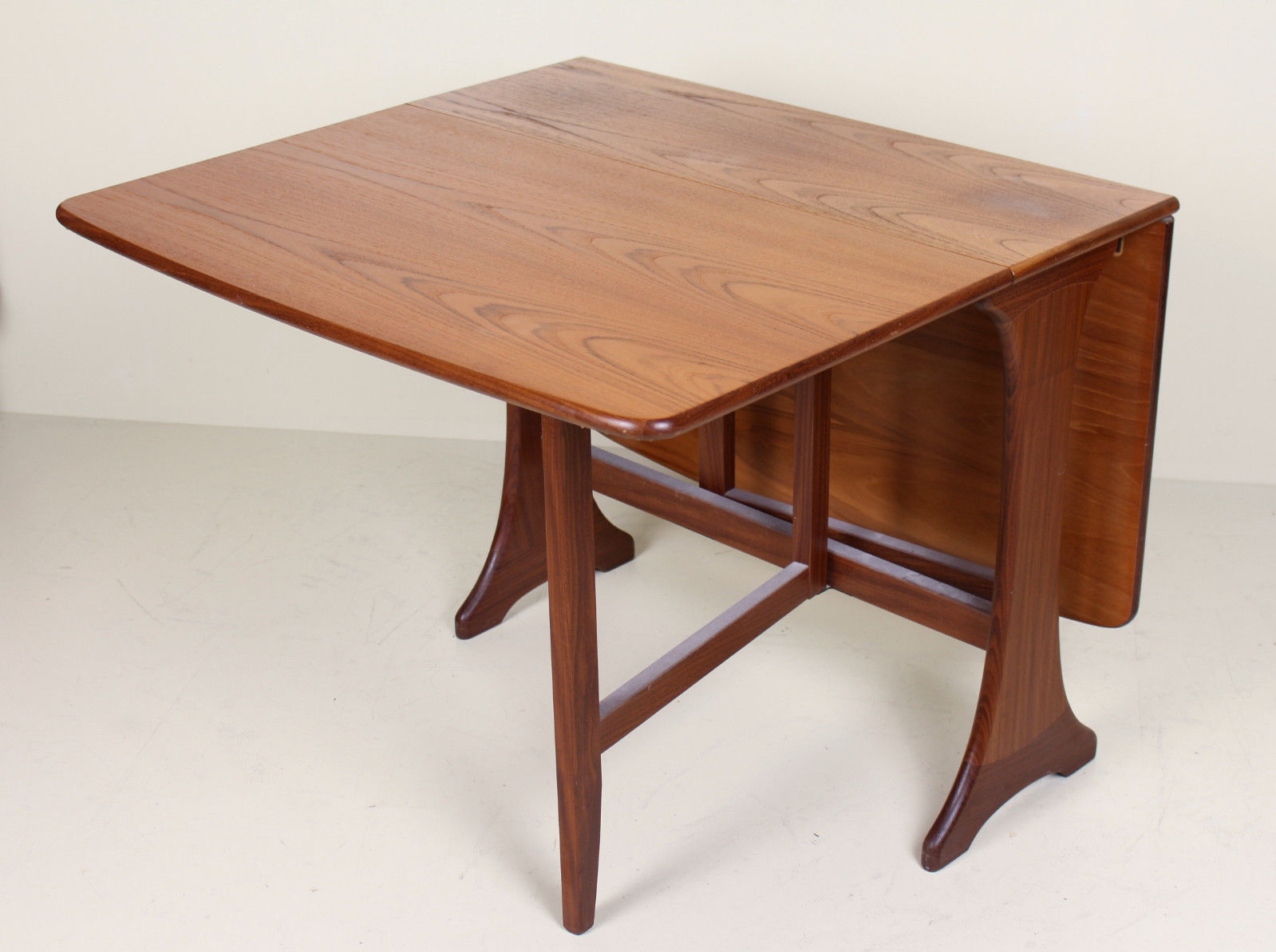 Table of dining room chairs in teak and retro vintage 1970s Nathan