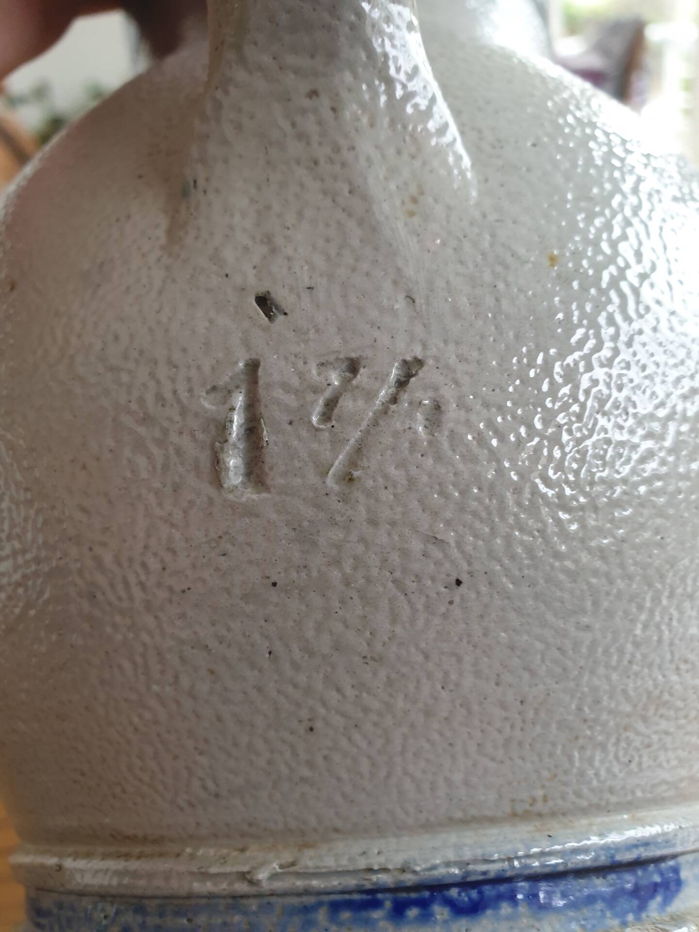 Grey carafe email decoration