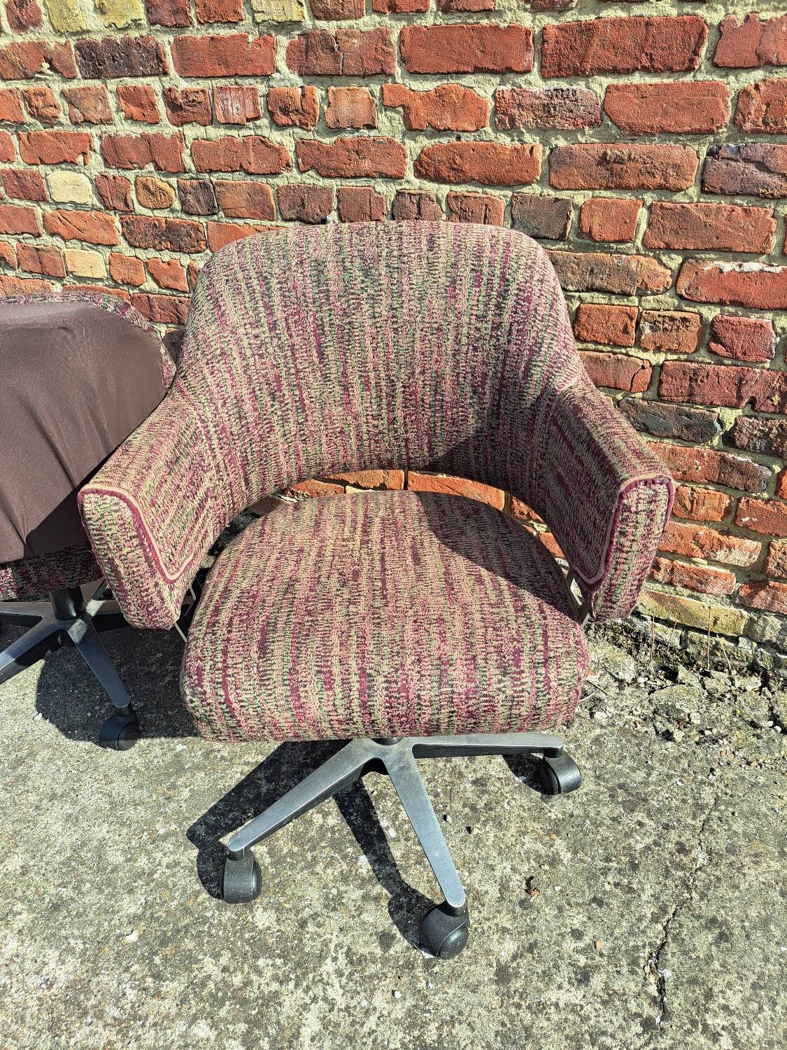 Set of 2 swivel office chairs from the 1970s.