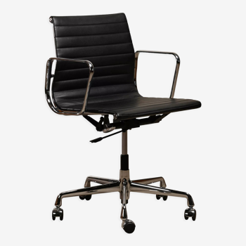 Chaise de bureau EA117 en cuir noir et chrome de Charles & Ray Eames, Vitra
