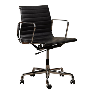 Charles & Ray Eames EA117 Office Chair in Black Leather and Chrome, Vitra