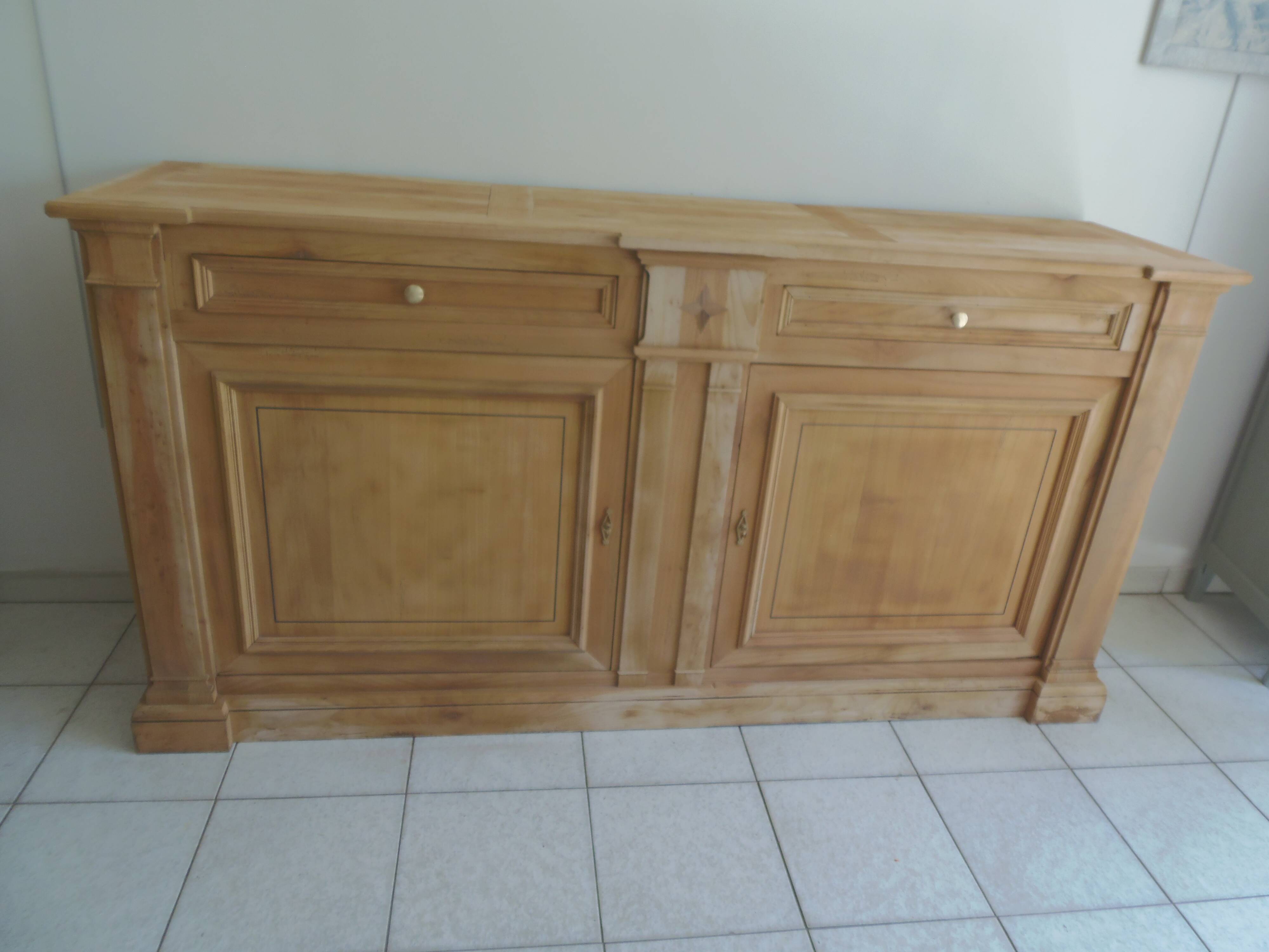 Buffet de belle facture en bois brut, 2 portes , 3 tiroirs .