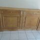 Buffet de belle facture en bois brut, 2 portes , 3 tiroirs .