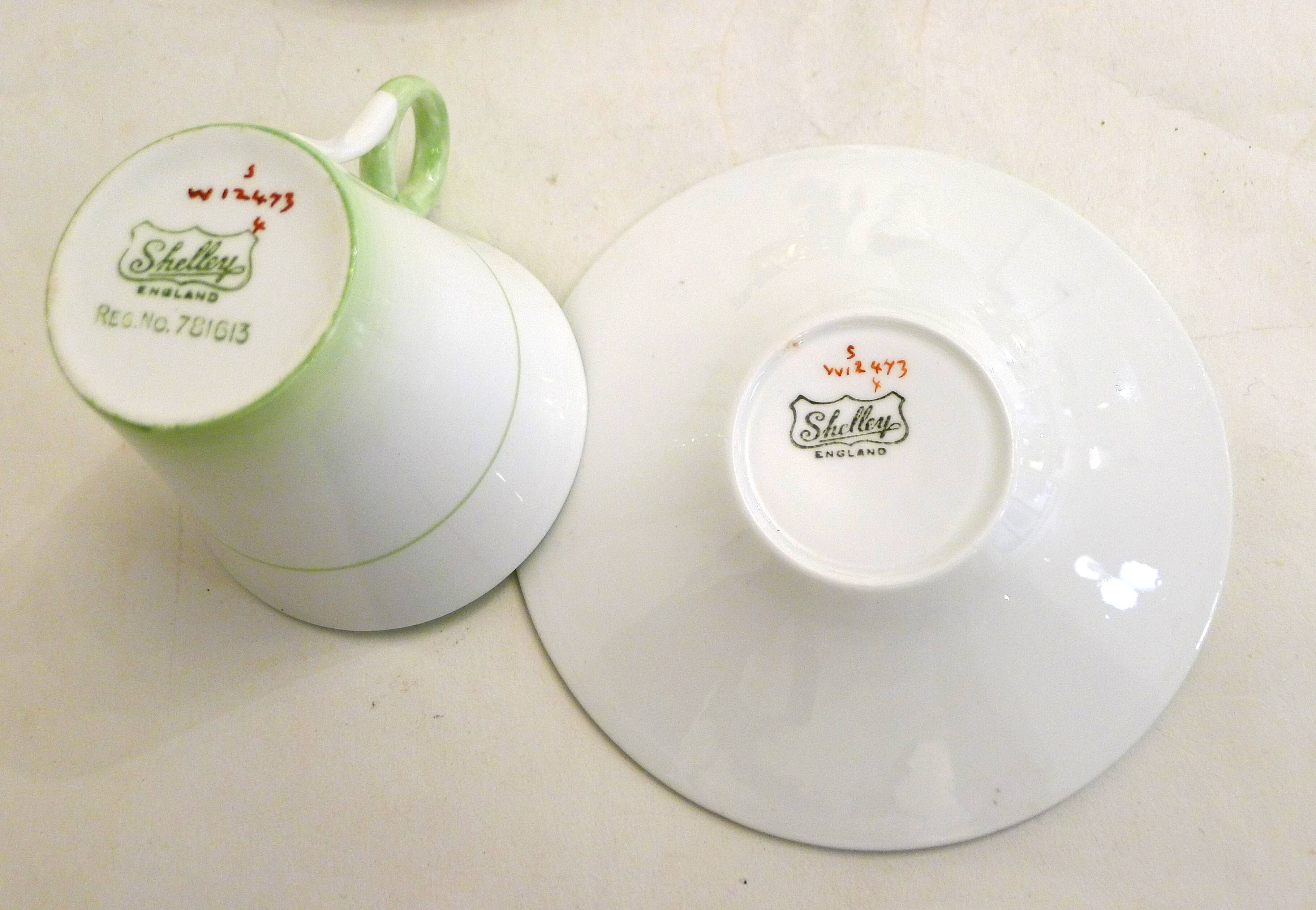 Art Deco English coffee service in porcelain from the 1930s.