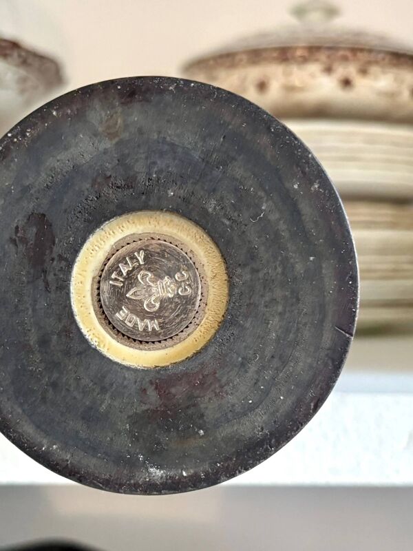 Moulin à poivre en bois foncé n°1