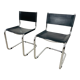 Paire de chaises cantilever simili cuir noir et chrome