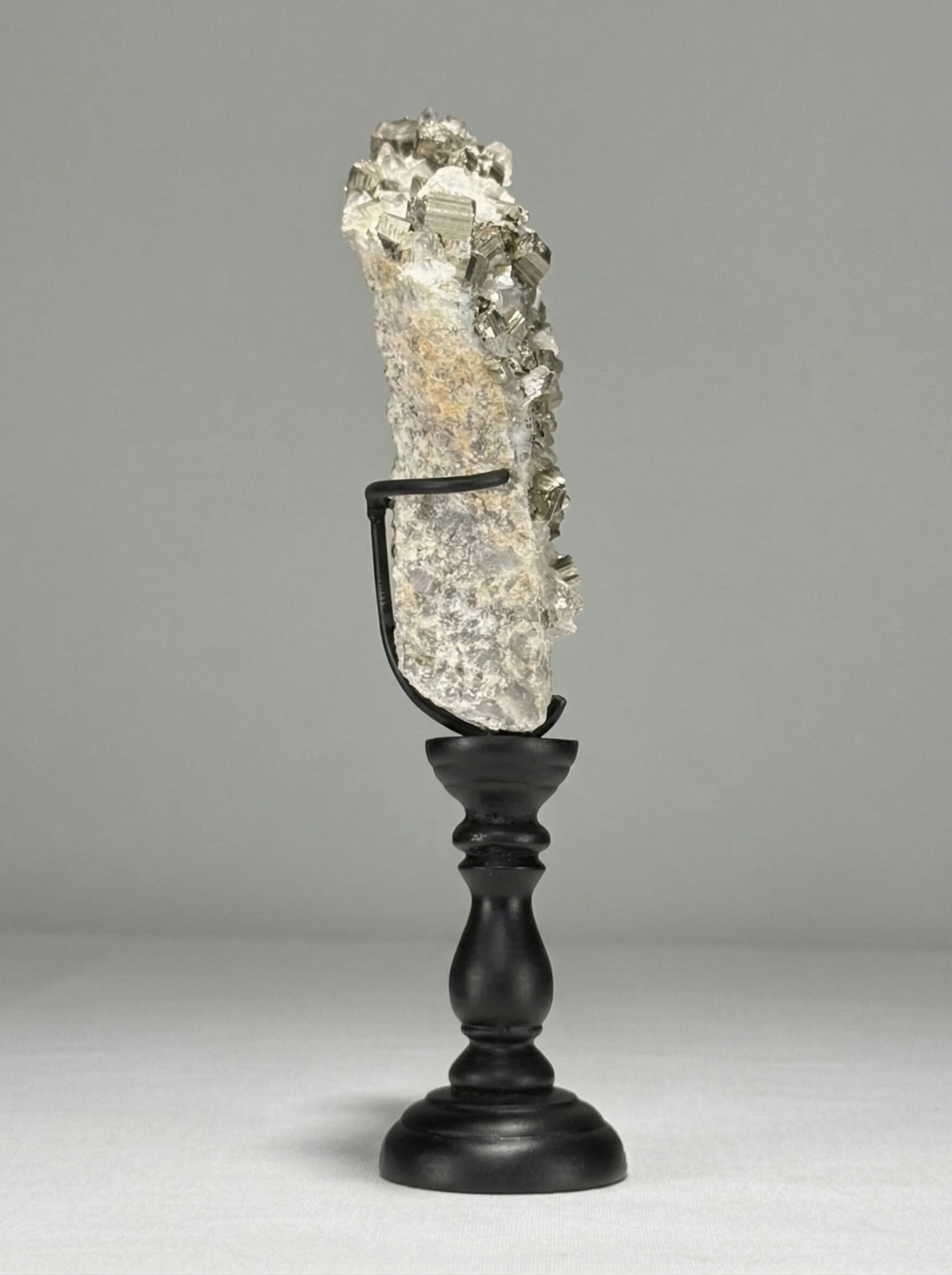 Duo pyrite & quartz cristallin — sculptures minérales sur socles