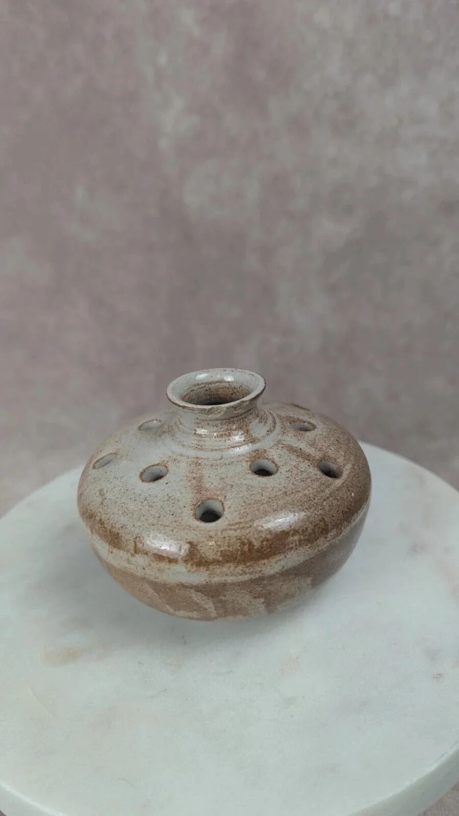 Vase pique-fleurs signé Volkoff en grès