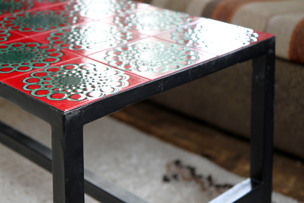 Coffee table ceramic red and green 1960