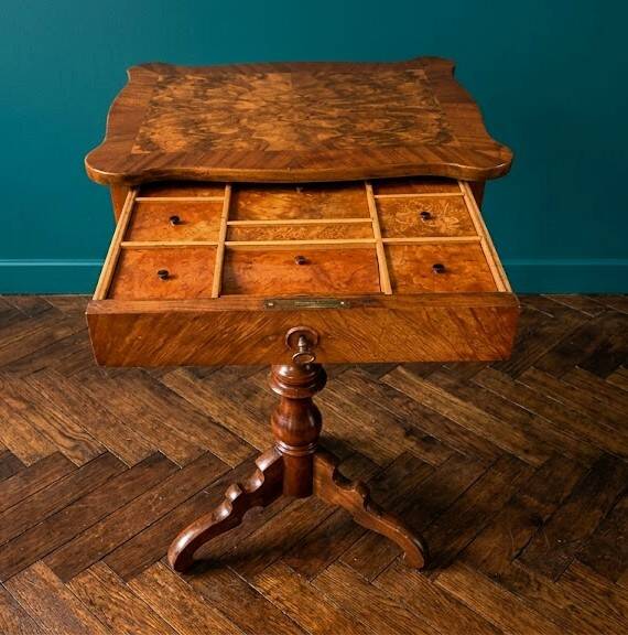 Work table / Chest of drawers with a system in thuya burl and veneer