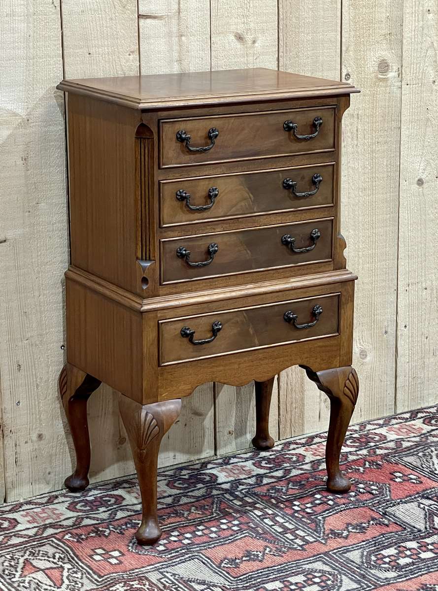 Small English mahogany chest of drawers from the 50s