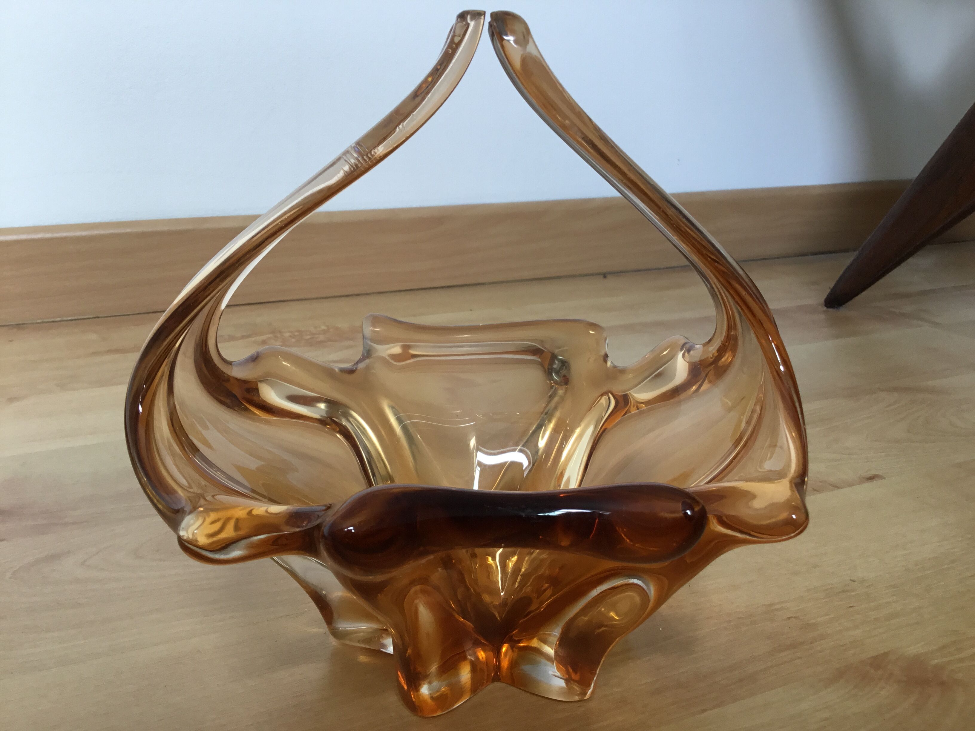 Light brown glass cut