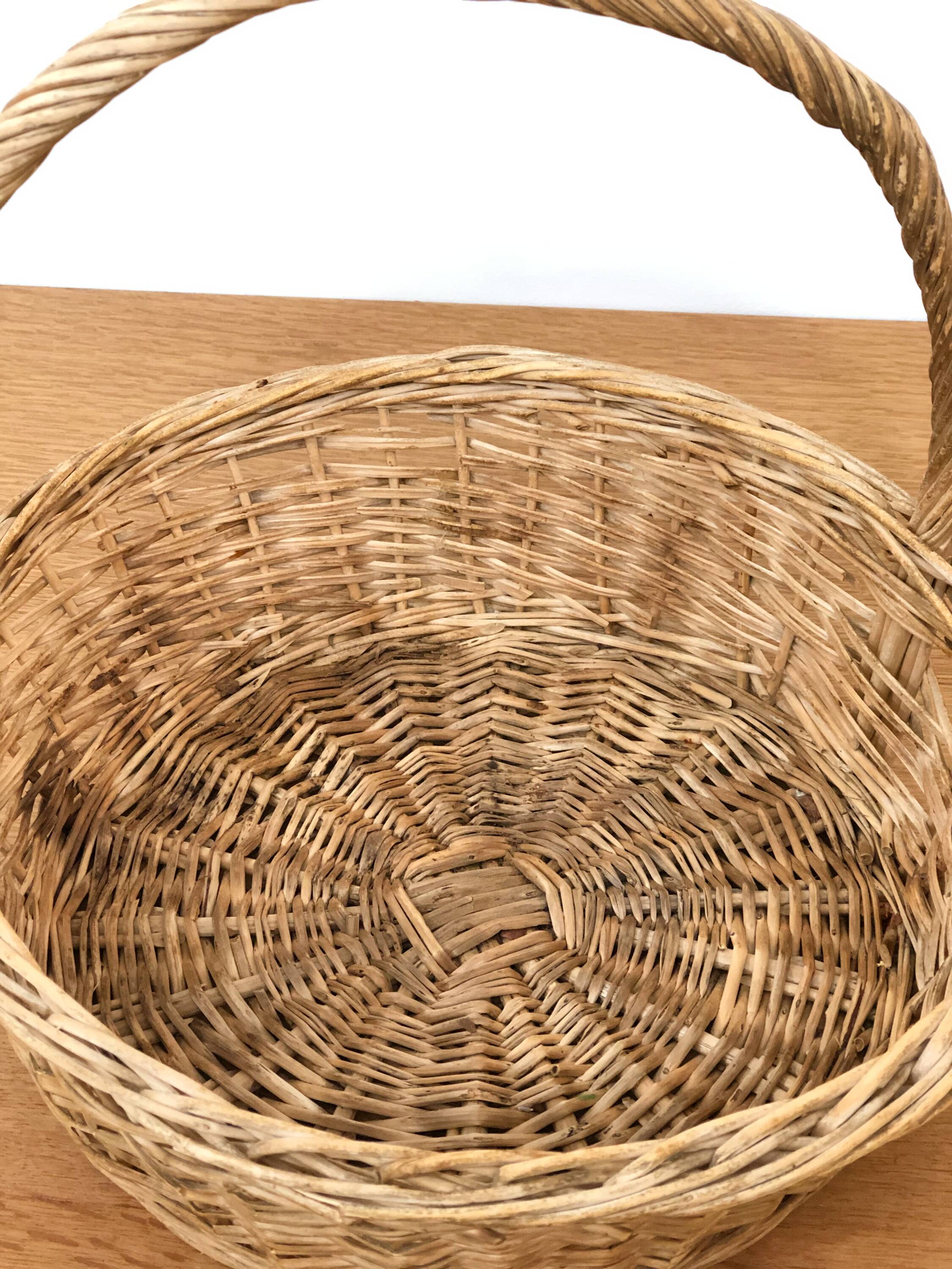 Natural wicker presentation basket