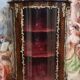 Vitrine galbée style Louis XV en marquéterie de bois précieux et bronzes do
