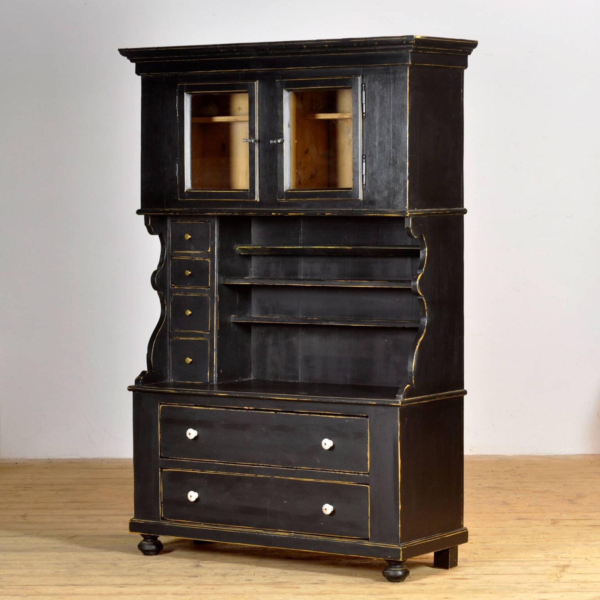 Armoire en pin noir, vers 1900