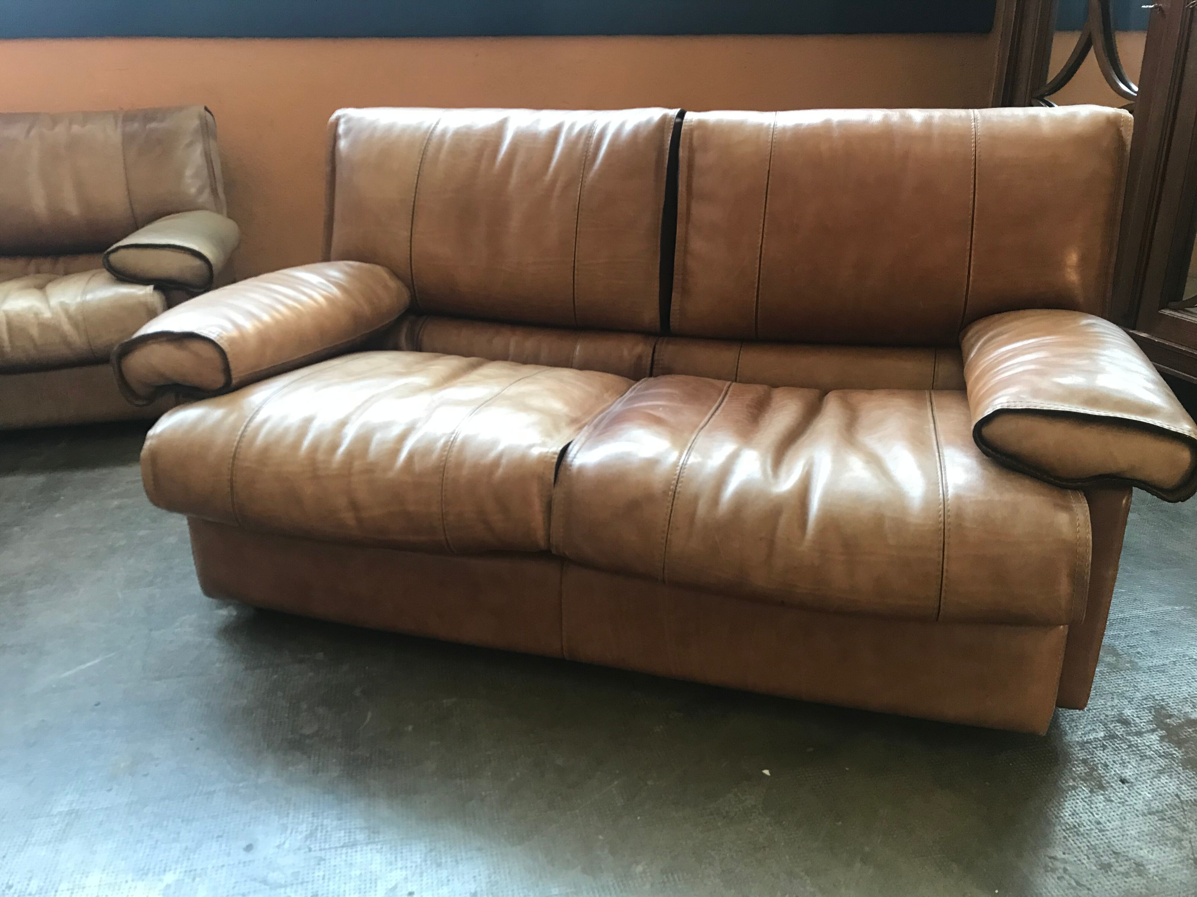 Canapé, fauteuils et repose pieds Roche Bobois en cuir