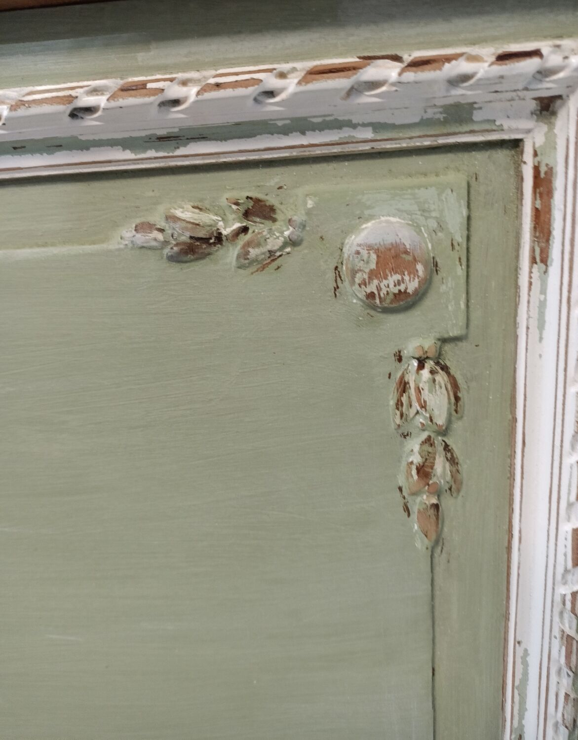 Patinated buffet service