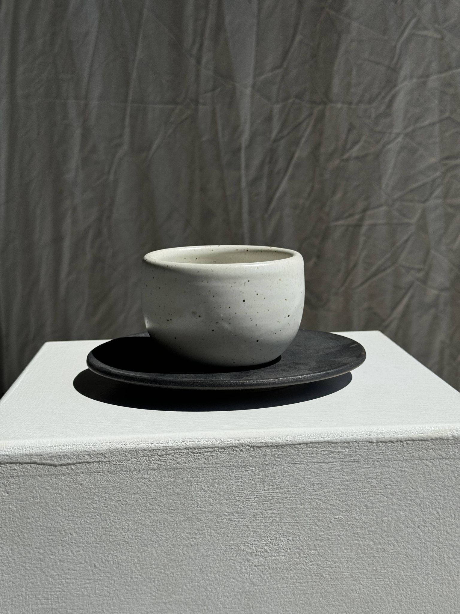 Tasse blanche en céramique indonésienne et soucoupe grise