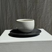 Tasse blanche en céramique indonésienne et soucoupe grise